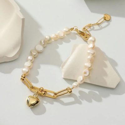 Pulsera de perlas y corazón dorado