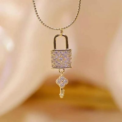 Collar candado y llave dorado
