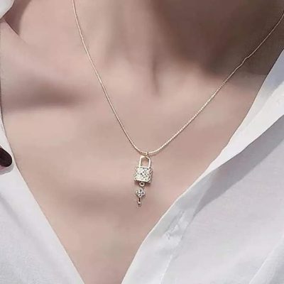 Collar candado y llave dorado - Imagen 5