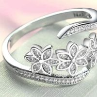 Anillo flores de zirconias white