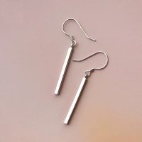 Aretes de barrita minimalista