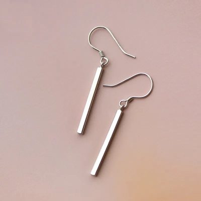Aretes de barrita minimalista