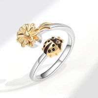 Anillo mariquita y flor